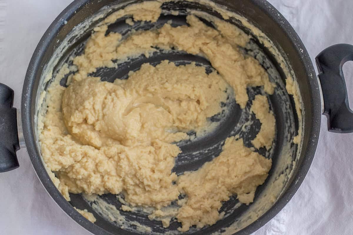 roasting flour with butter in a pan