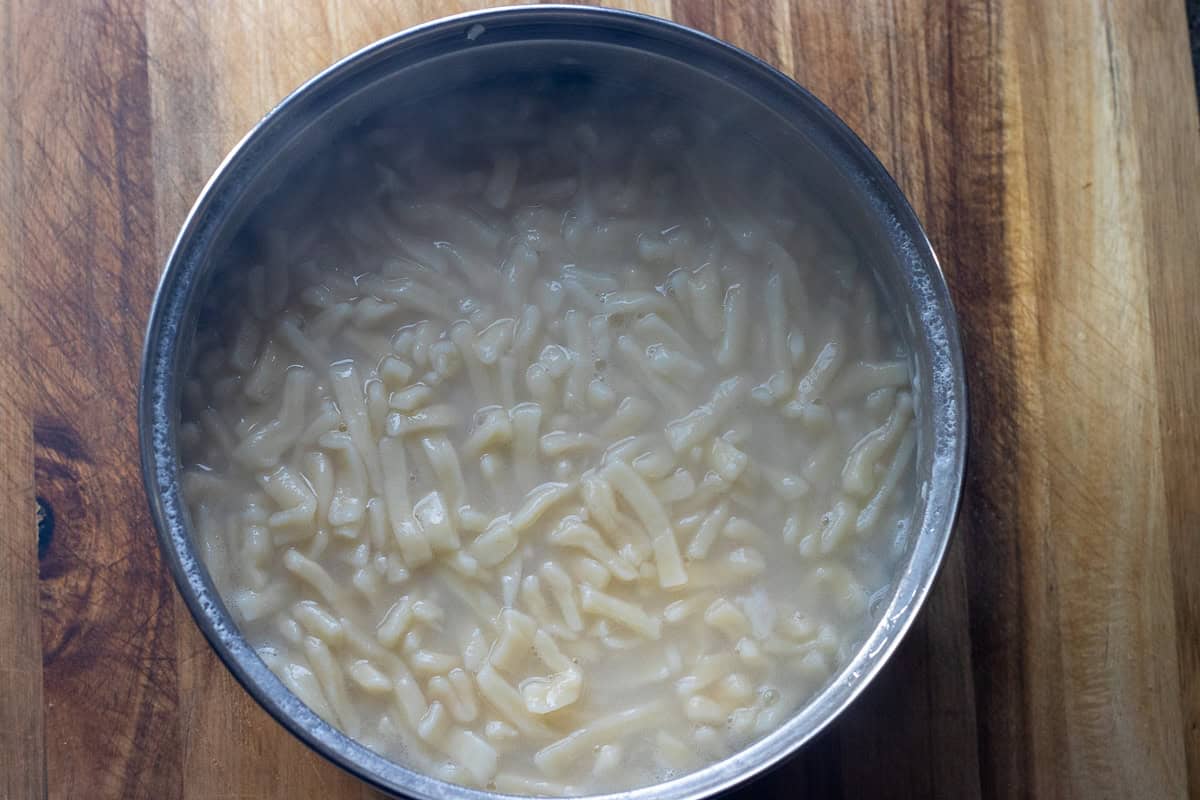 cooking eriste noodles in boiling water until soft