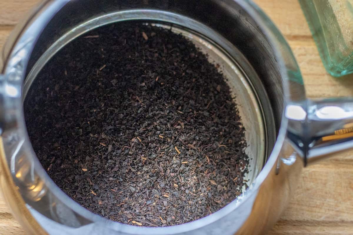 lose tea leaves put in teapot