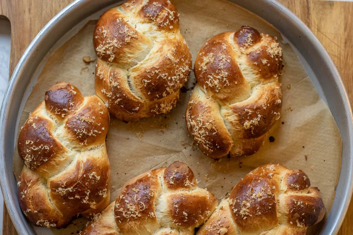 5 pieces of paskalya coregi - tsoureki