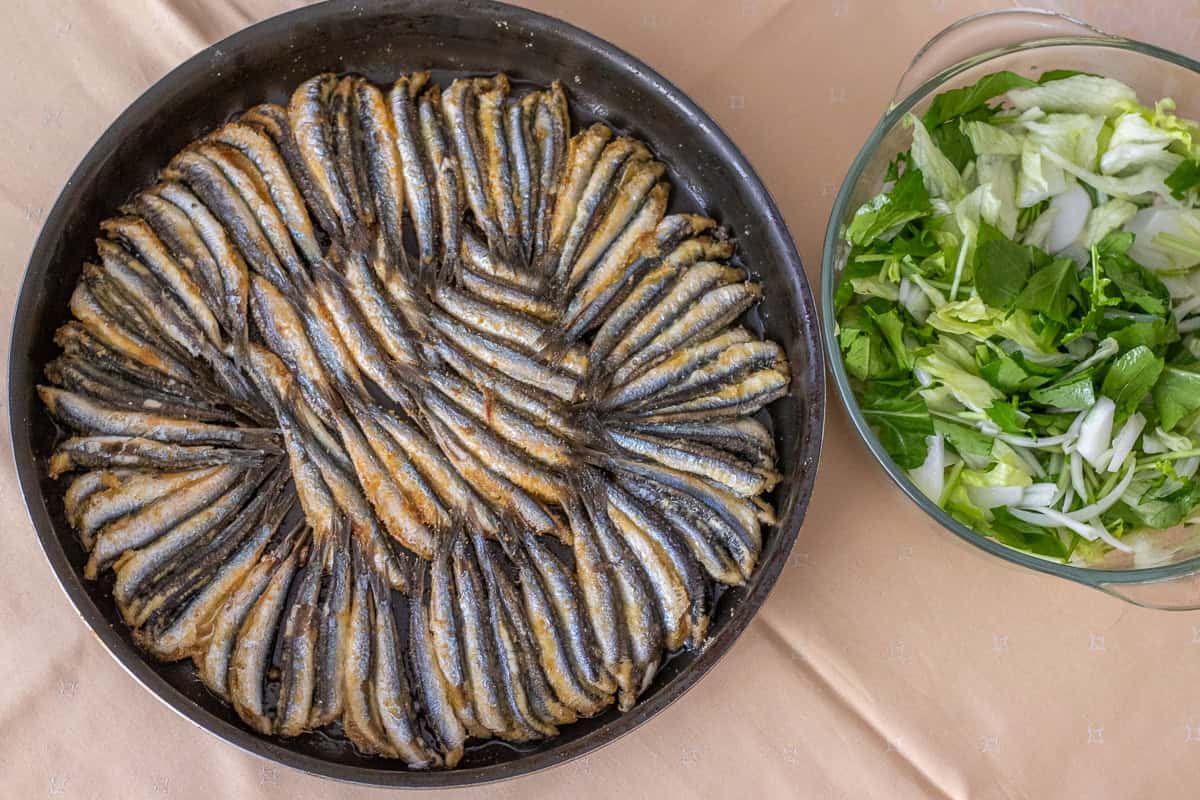 hamsi tava served with fresh green salad