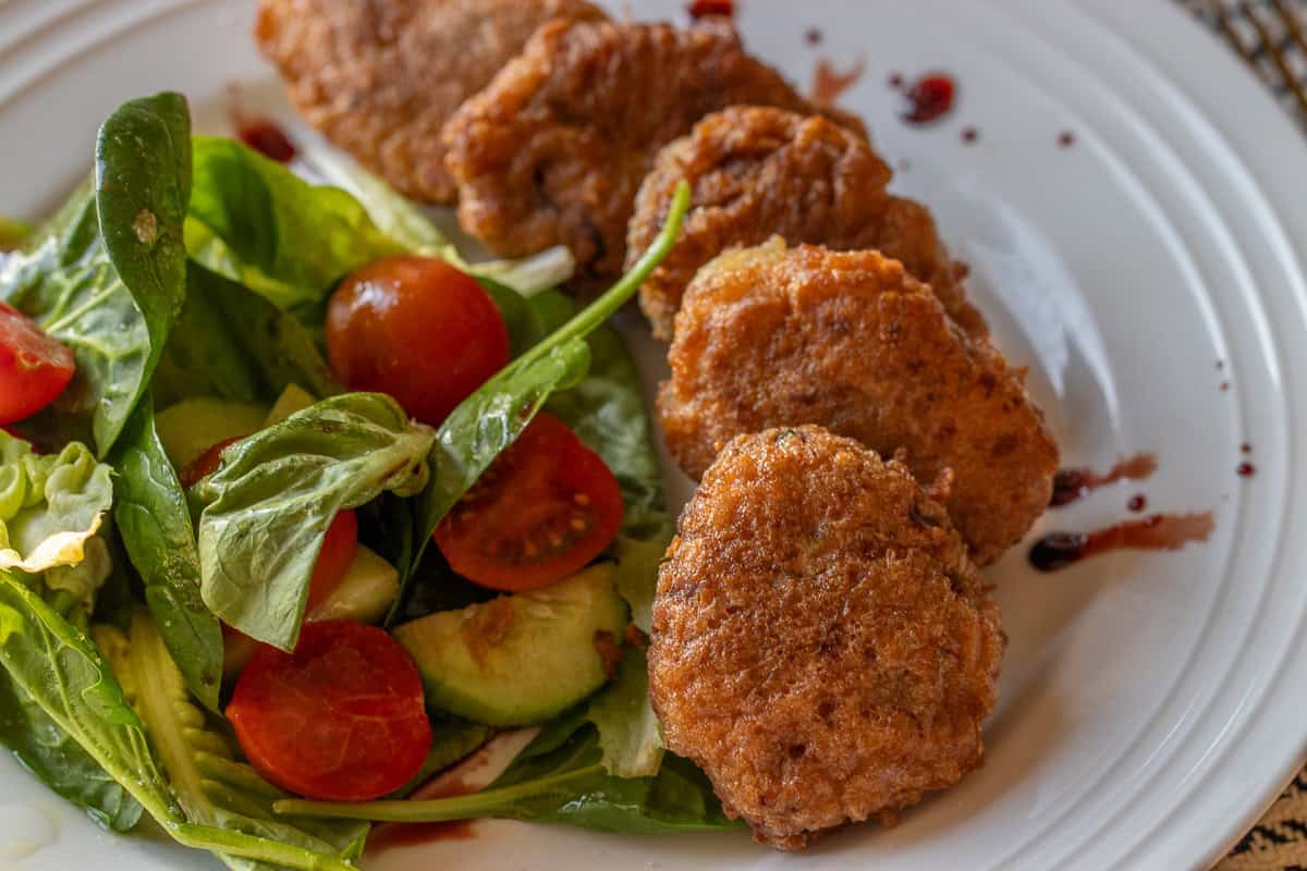 5 pieces of kadinbudu kofte served with salad