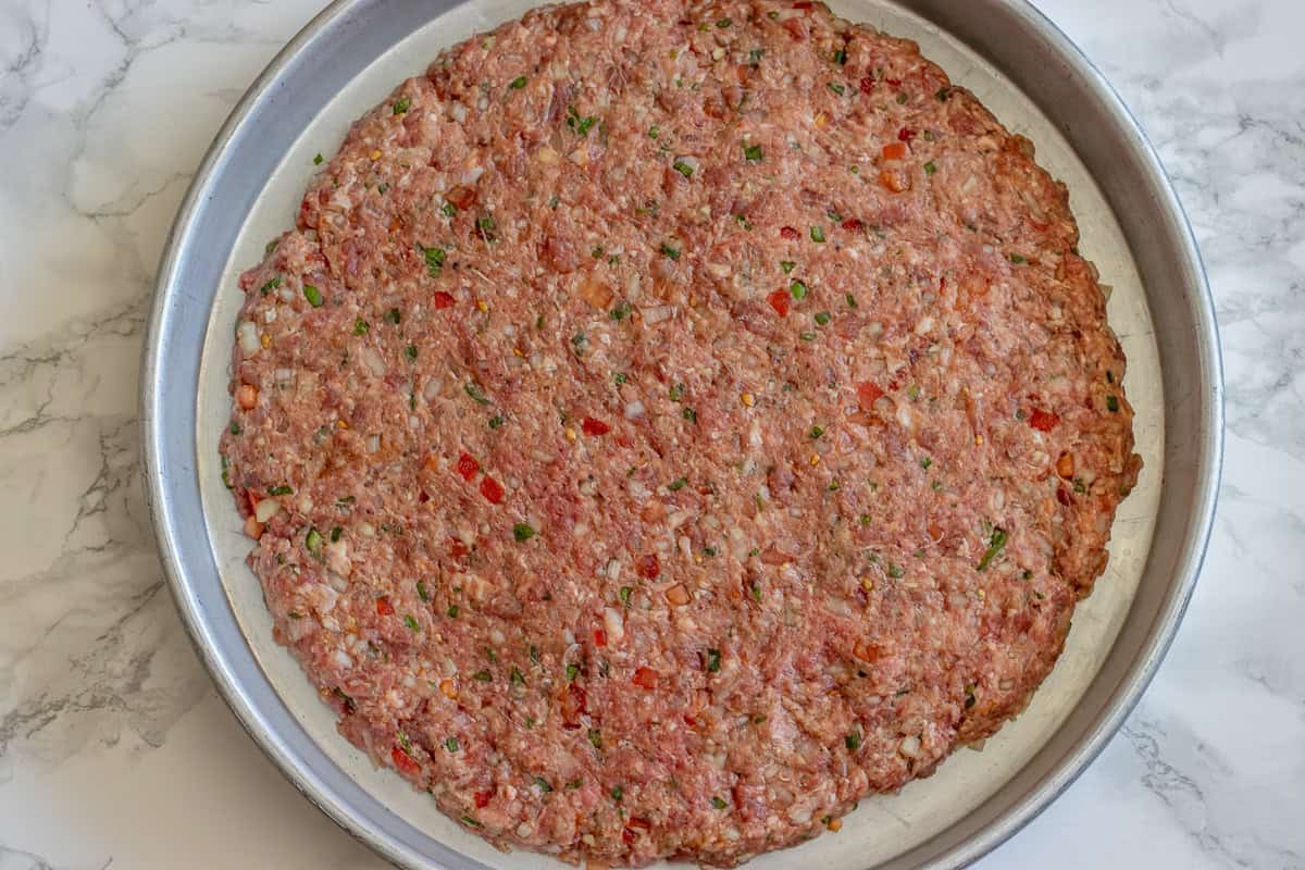 the meat is arranged in the middle of a tray about 1 cm of thickness