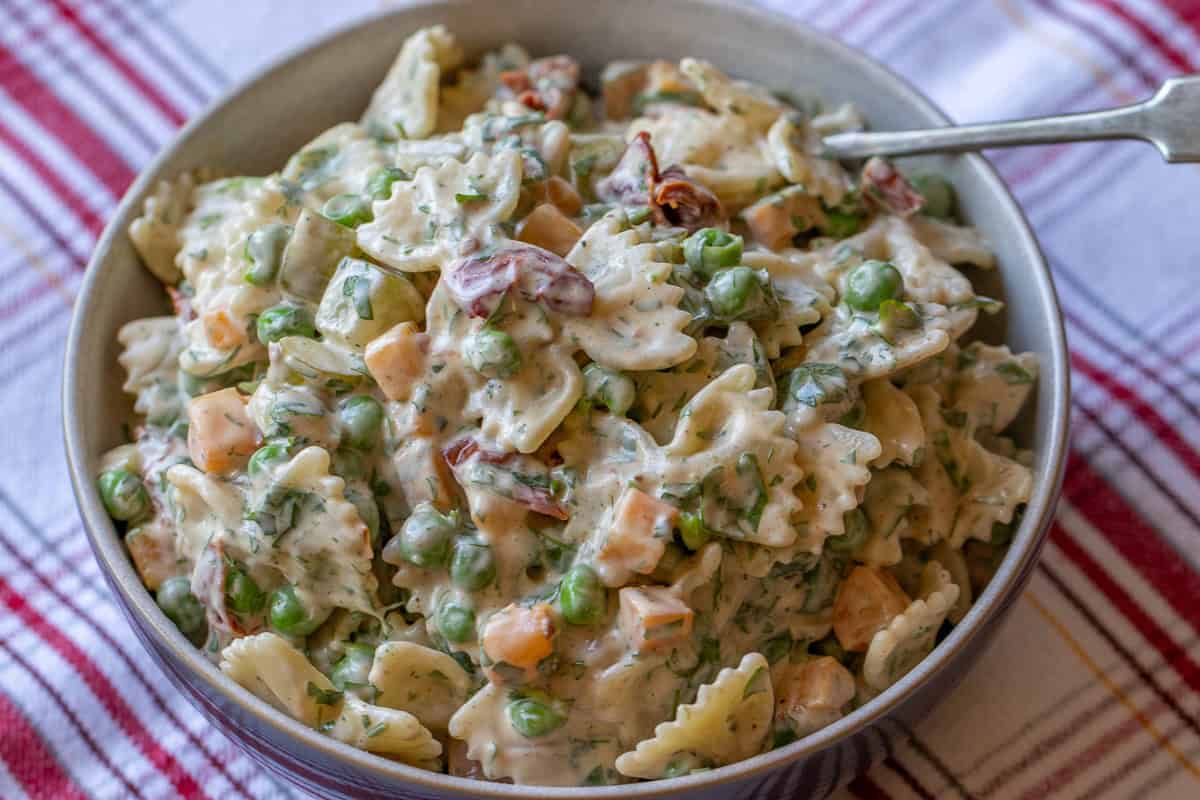 makarna salatasi served in a bowl