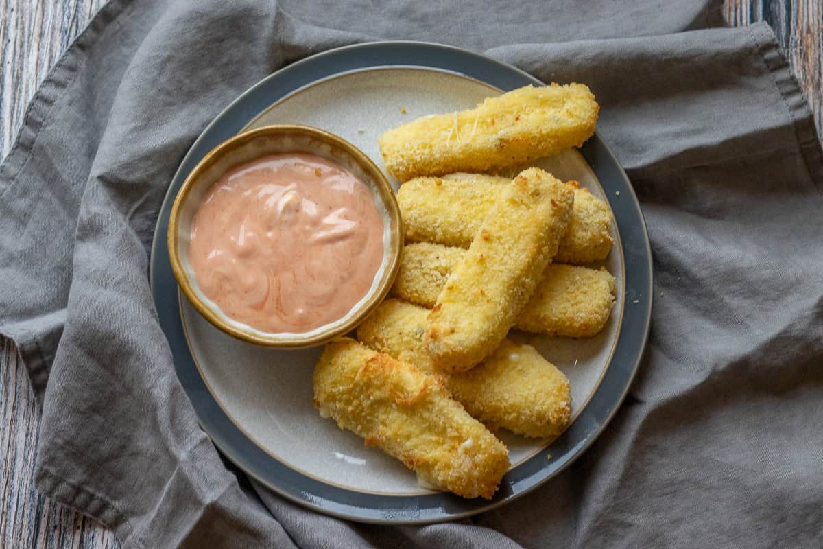 6 pieces of mozarella sticks cooked in air fryer and served with dip