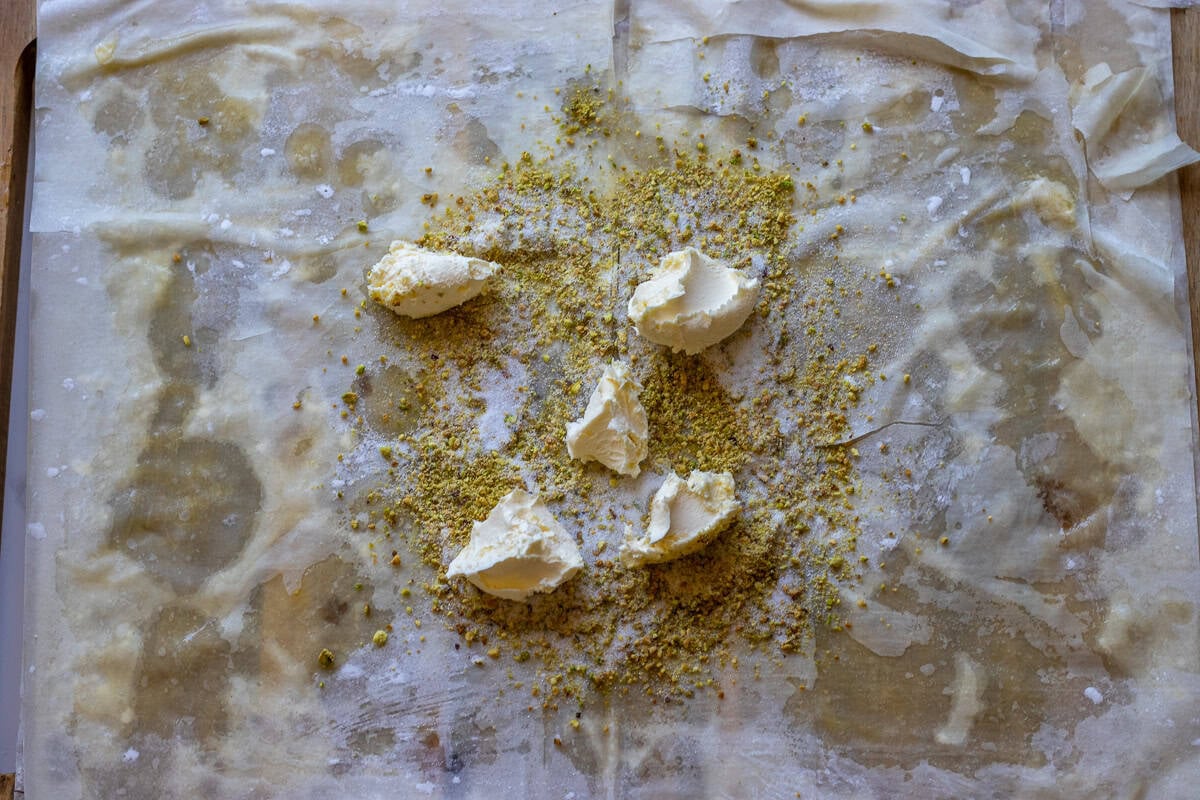 Clotted cream, ground pistachio, and sugar are placed in the center of filo pastry.